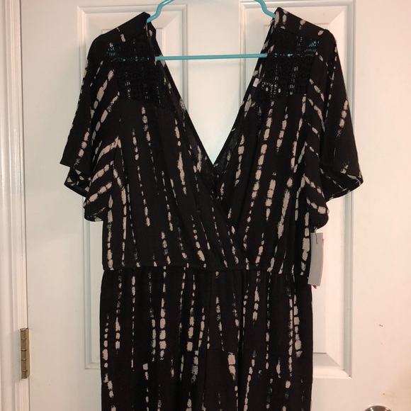 Low v cut romper - Picture 1 of 1